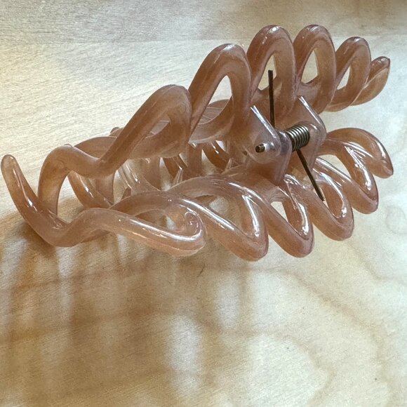 Claw Hair Clip, Medium, Hinged Closure, Caramel Tan - Picture 5 of 10